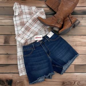 Wrangler 4” Frayed Farmers Daughter Bootie Shorts Dark Denim High Rise 34 NWT